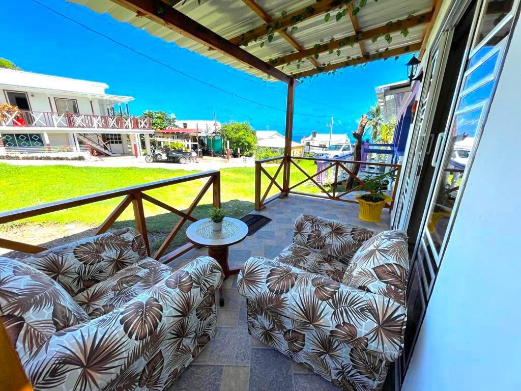 Posada Villa Bryan Rocky Point Esterno foto