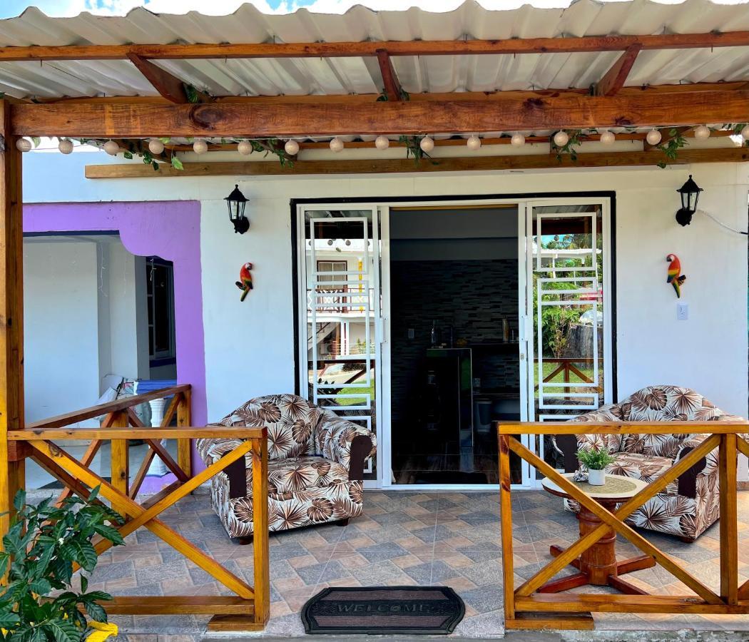 Posada Villa Bryan Rocky Point Esterno foto