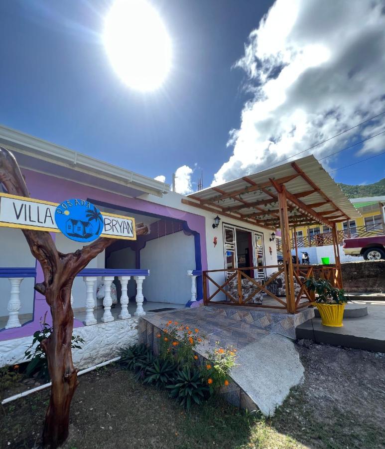 Posada Villa Bryan Rocky Point Esterno foto